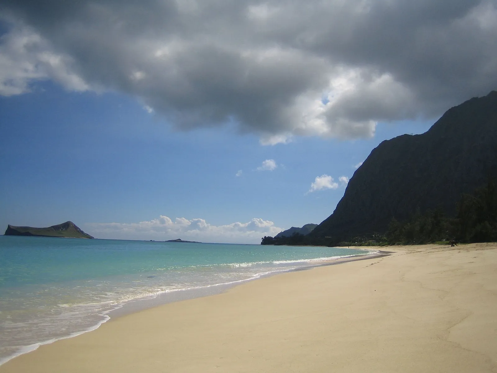 オアフ島東側の海岸と緑の山