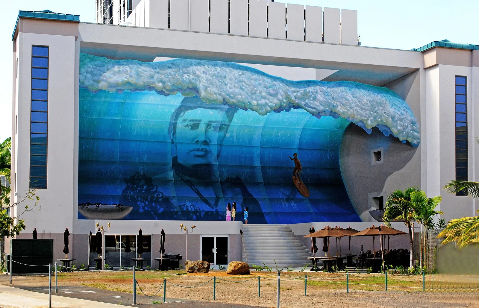 ビルの壁一面に描かれたクジラの壁画