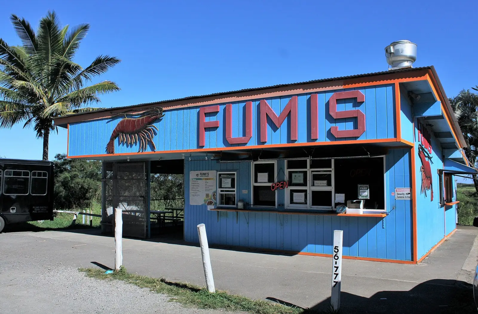 青い建物のフミズ・カフク・シュリンプの店