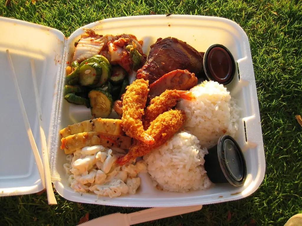 エビフライや焼き肉、ご飯をつめたプレート