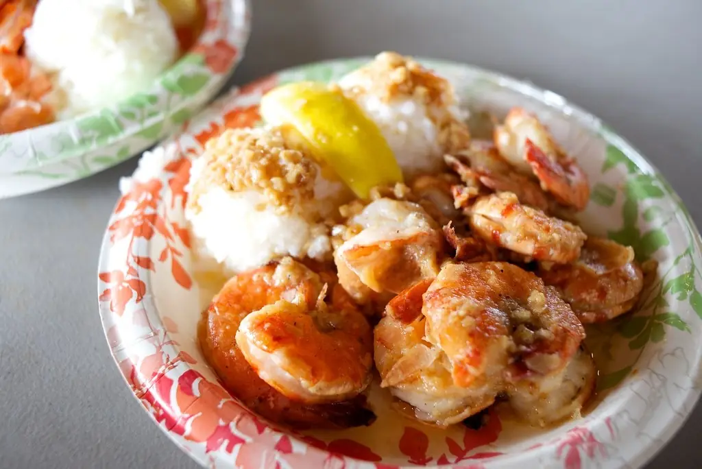 殻つきのエビをにんにくとバターで炒めたプレート