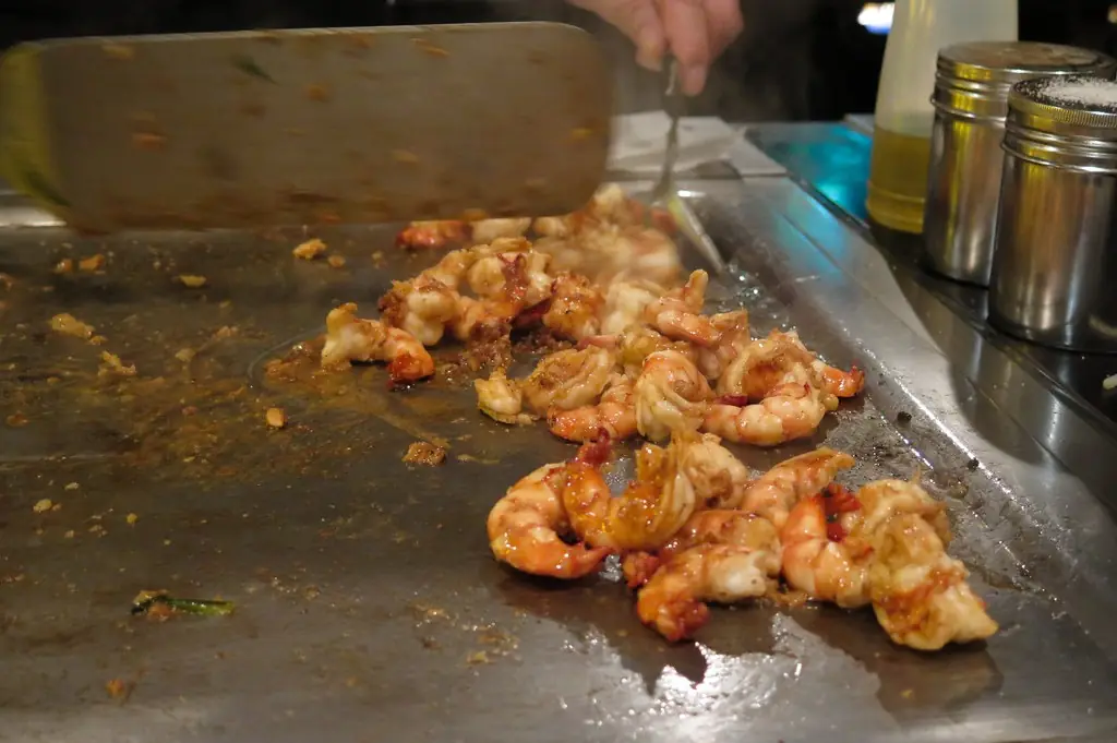 鉄板の上で焼かれるエビ