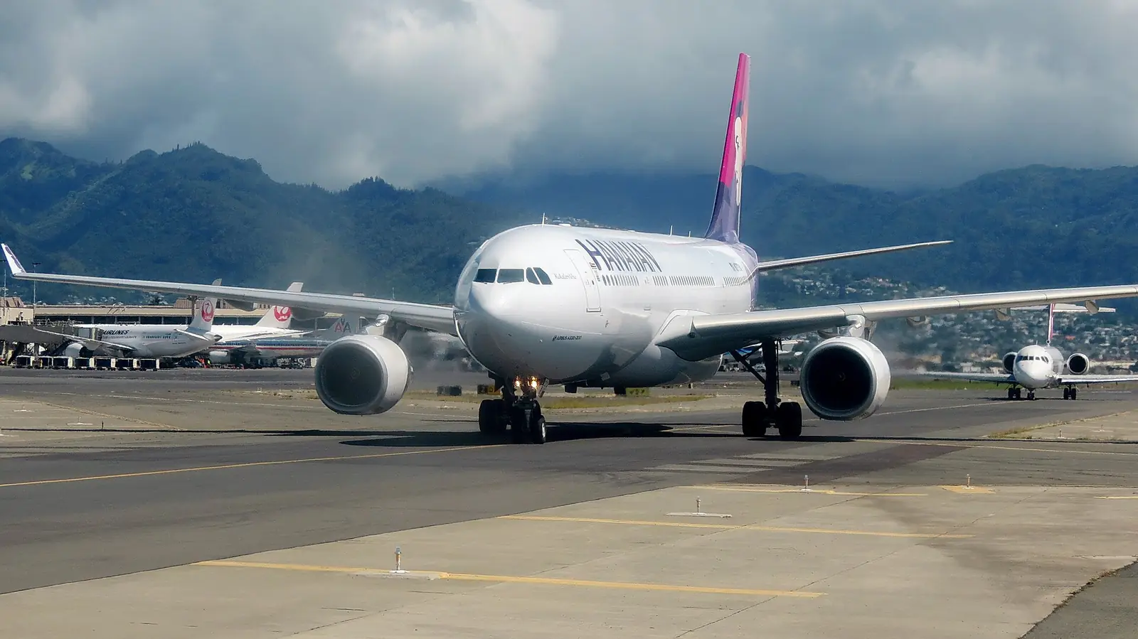 ホノルル空港に止まるハワイアン航空の飛行機