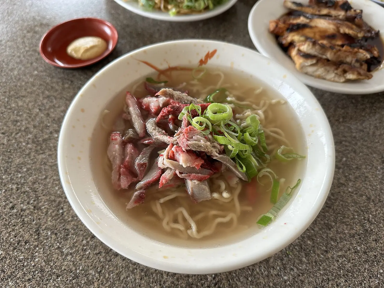 ホノルルの食堂のサイミン（ハワイの麺料理）