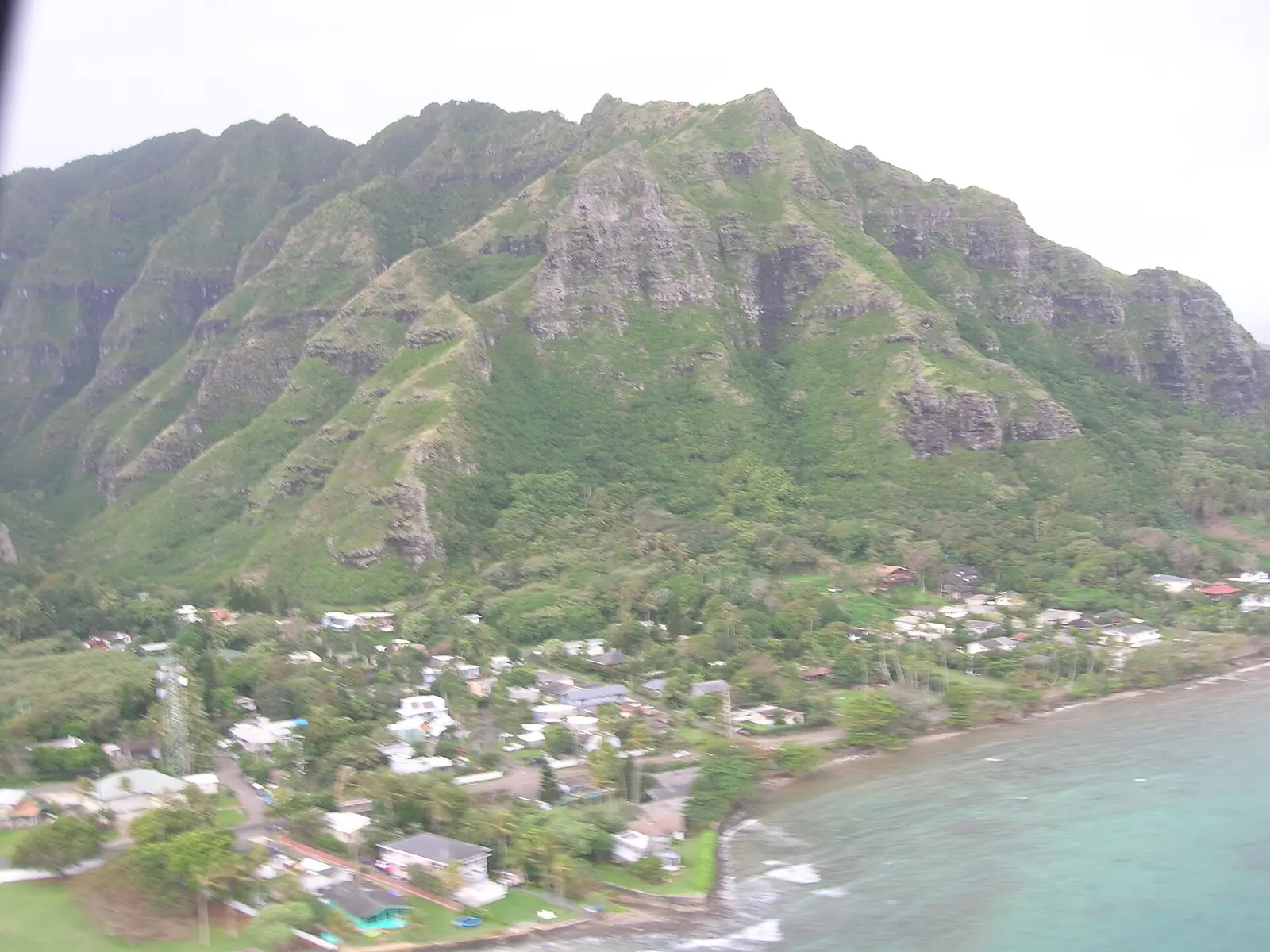 上空から見たオアフ島の東海岸の山と町