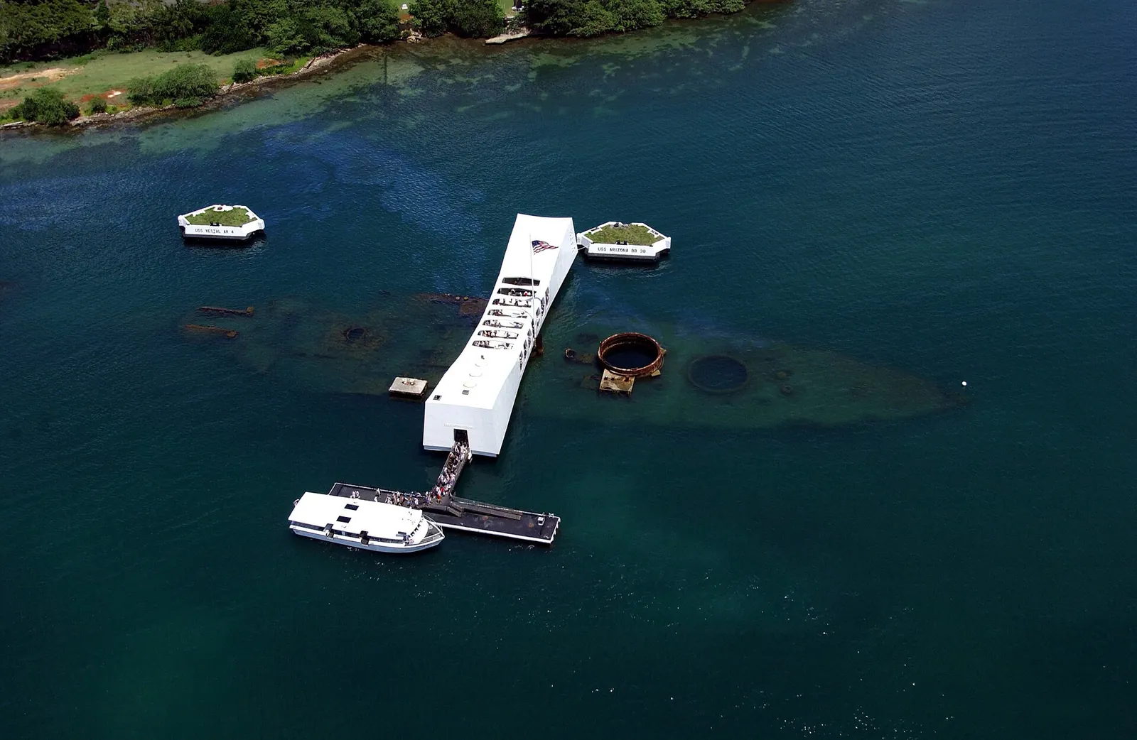 上空から見たアリゾナ記念館と沈んだ戦艦の跡