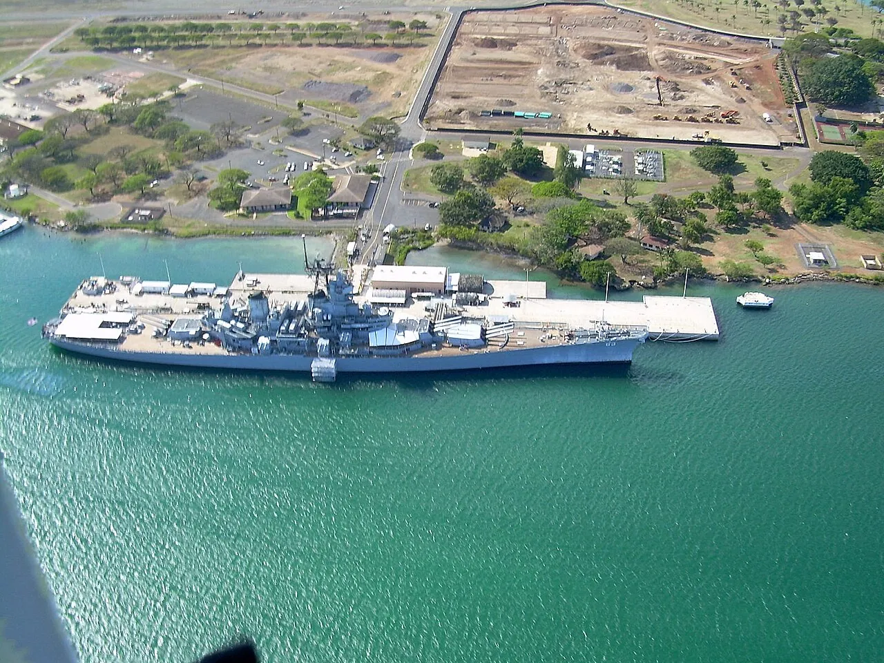 パールハーバーに停泊する戦艦ミズーリ