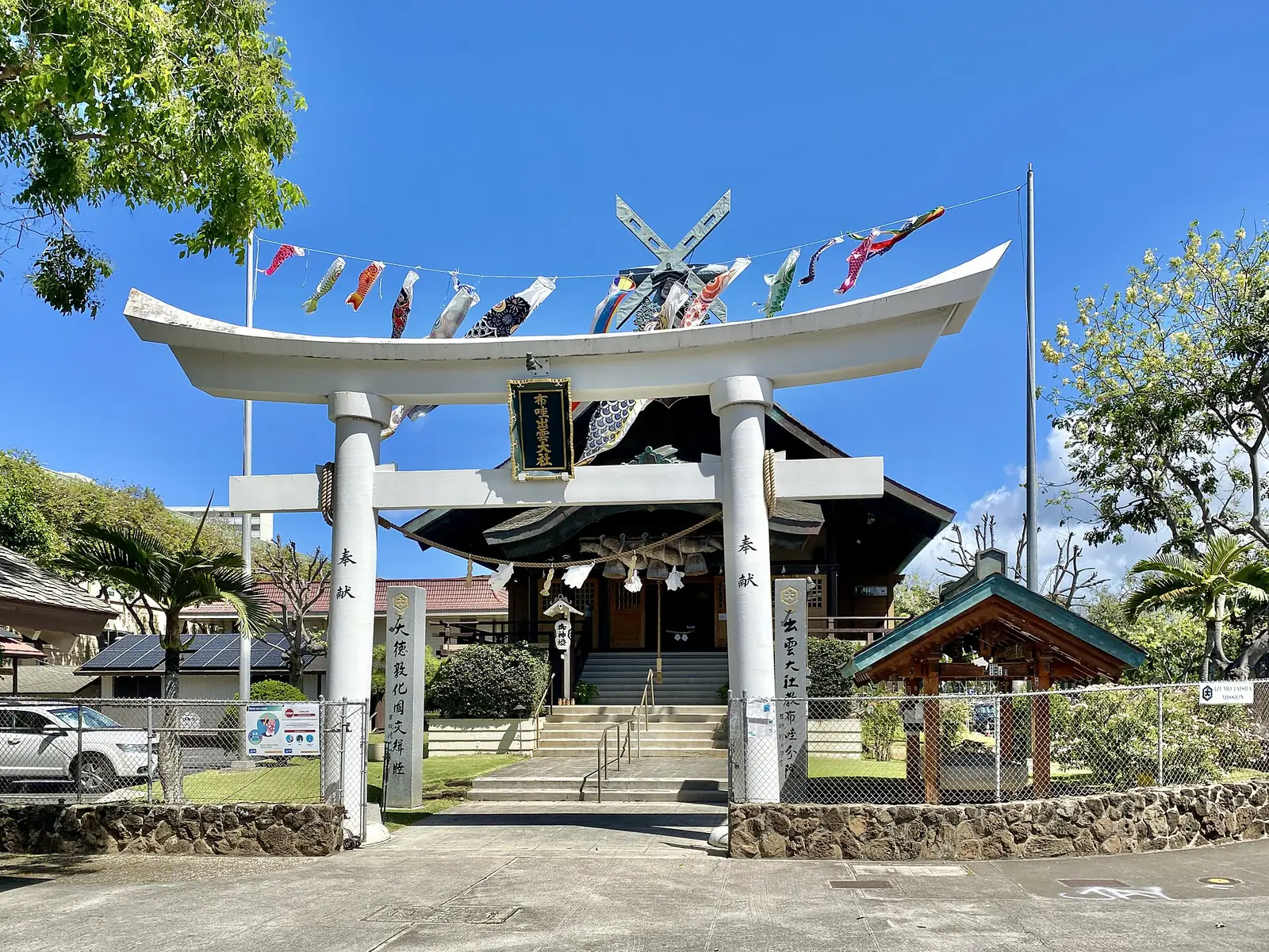鯉のぼりが掛かるハワイ出雲大社の白い鳥居と社殿