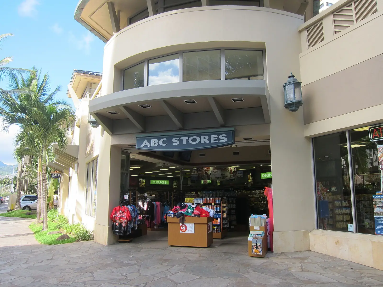 ABC STORESの看板がある建物の入口と店先の商品