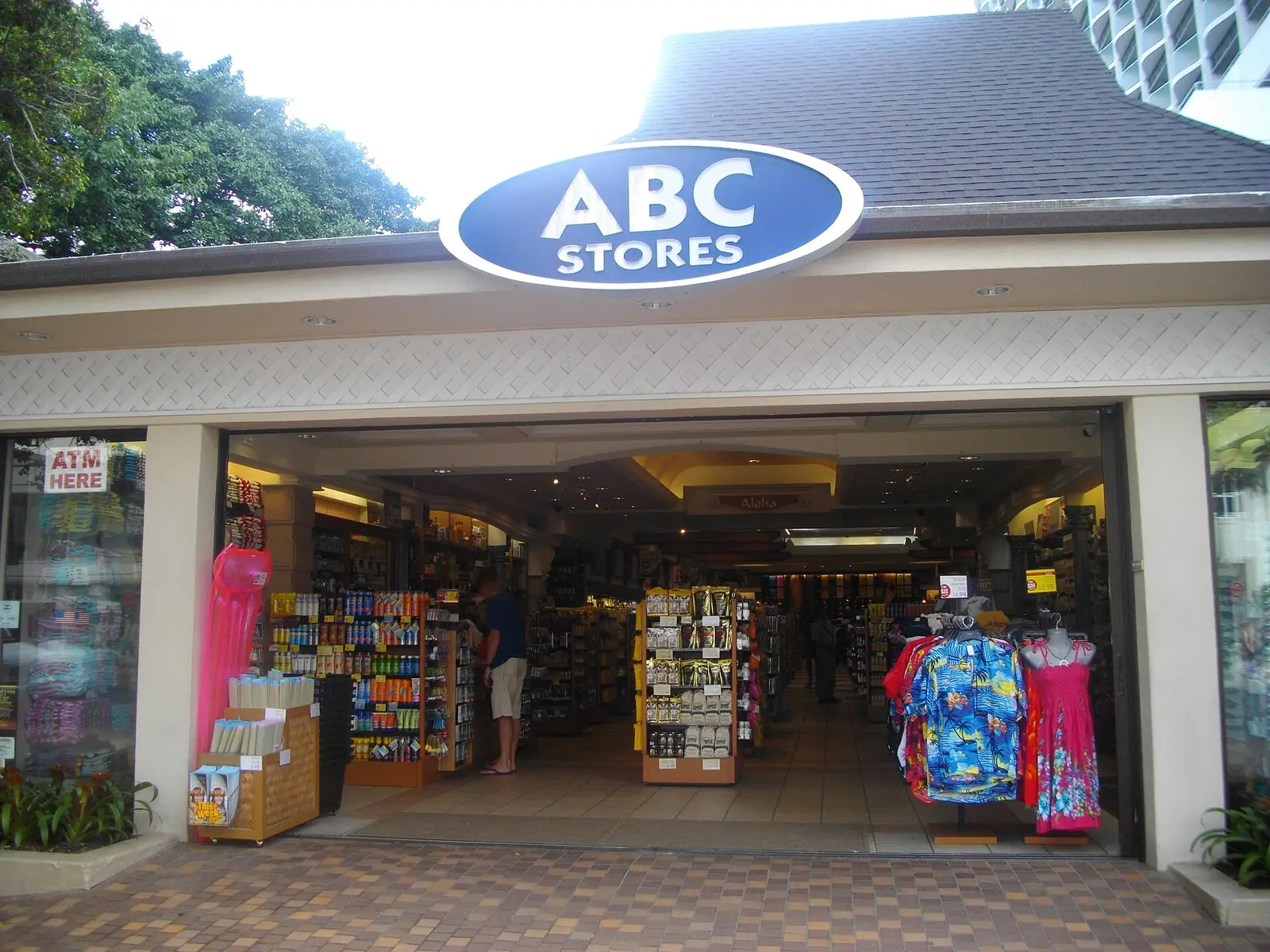 青いABC STORESの看板と、商品が並ぶ店の入口