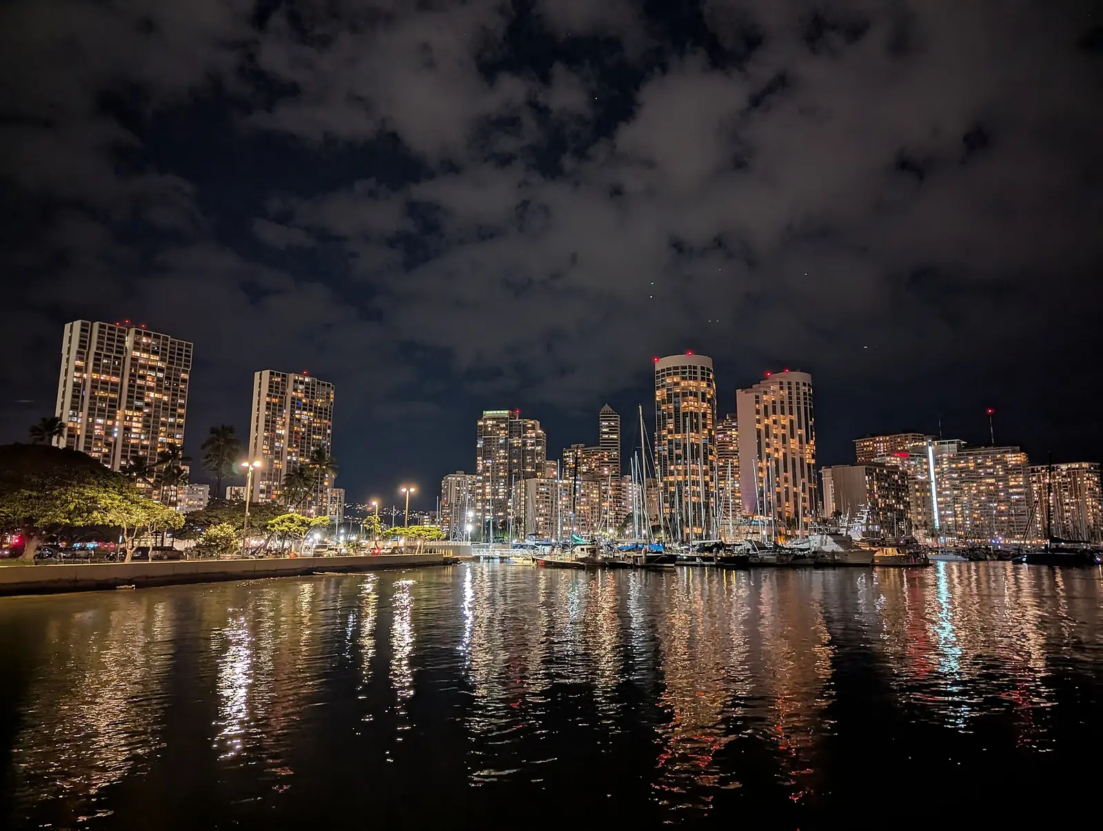 マジックアイランドから見た夜のワイキキのビル群